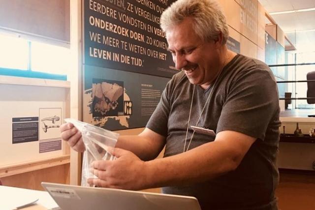 Erfgoedvrijwilliger Peter De Bie in Archeohotspot De Vondst in Heerlen