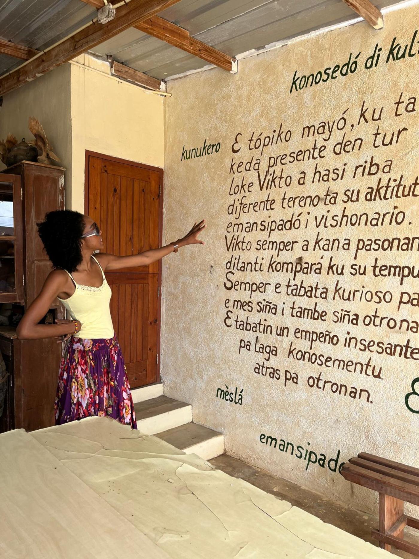 Valerie: "Op Curaçao spraken we met onze Verkenner, Zhwendeline Pieter, bij het Vikto Bartholomeo Museum."