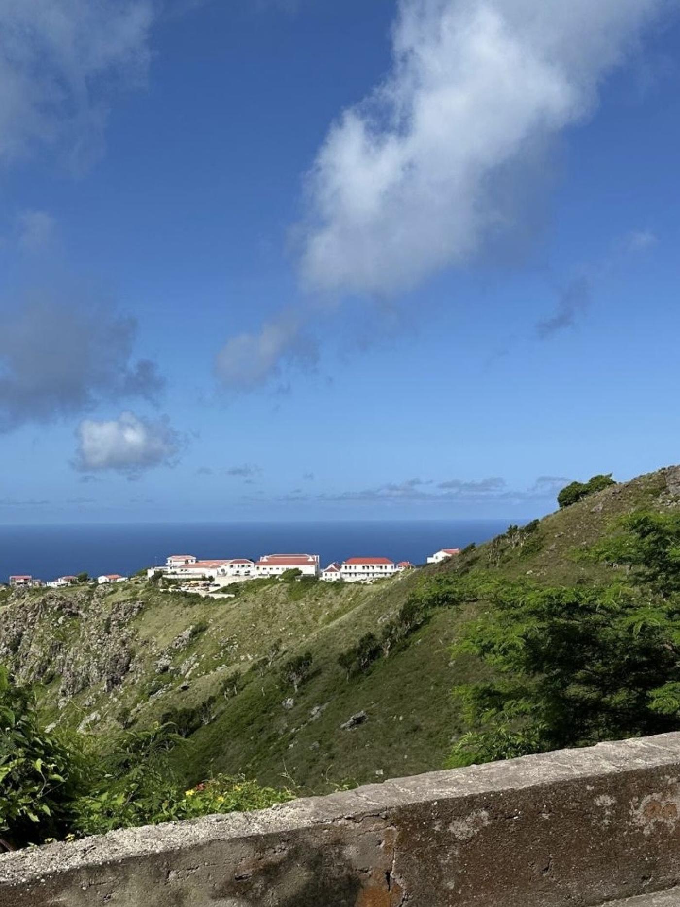 Natasja: "Het eiland Saba bestaat uit een en al rots, met een weg toepasselijk genaamd The Road. Verspreid hierlangs liggen typische Sabaanse huisjes."