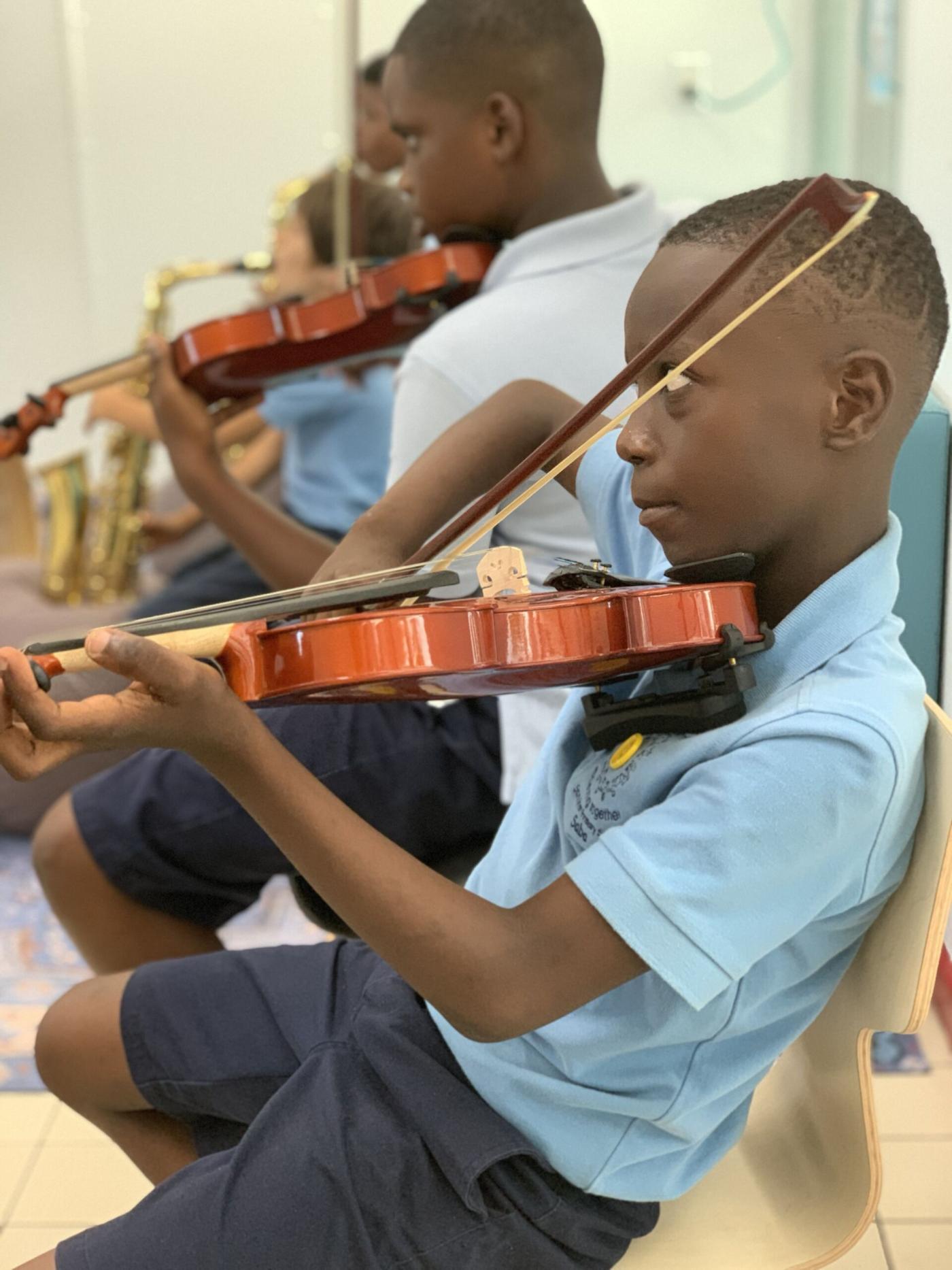 Valerie: "Op Saba waren we te gast op de enige middelbare en op de basisschool van het eiland. We woonden een repetitie bij van het Leerorkest."