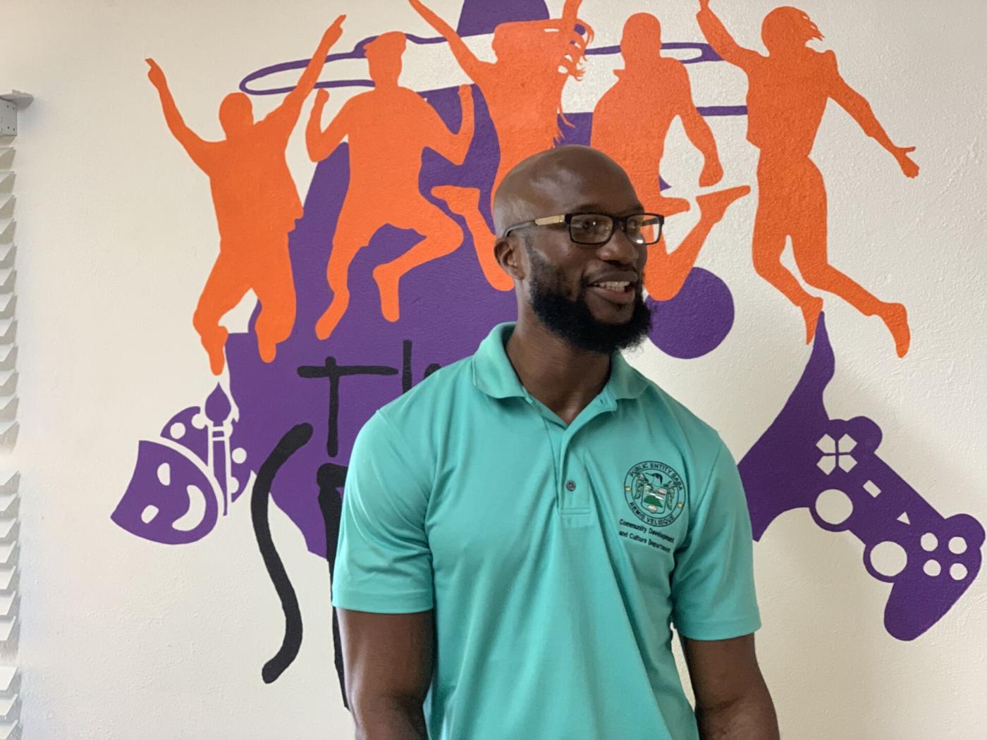 Kamal, jongerenwerker bij The Spot op Saba,  sprak over hun projecten voor en door jongeren.