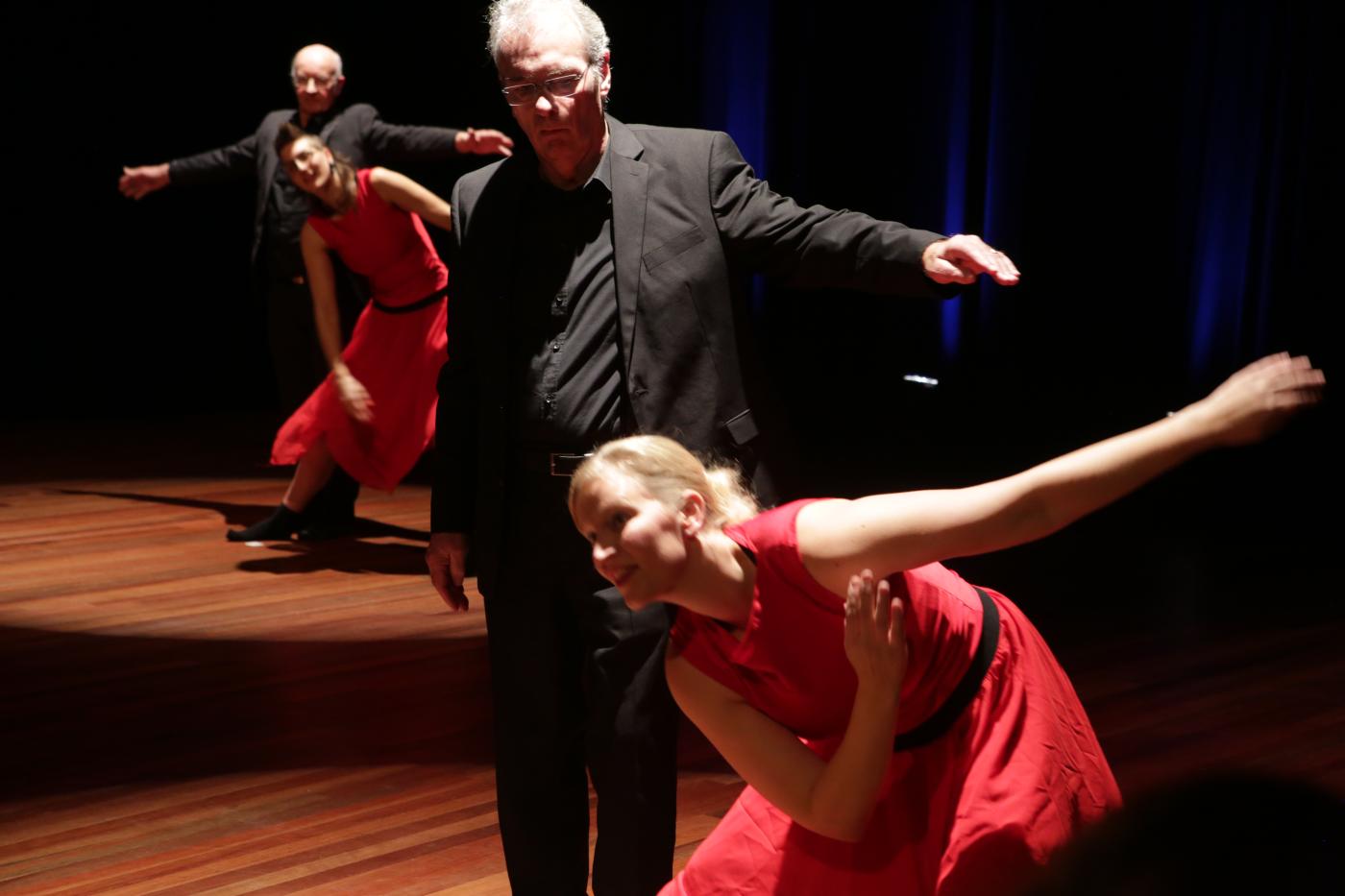 Dansende ouderen op het podium