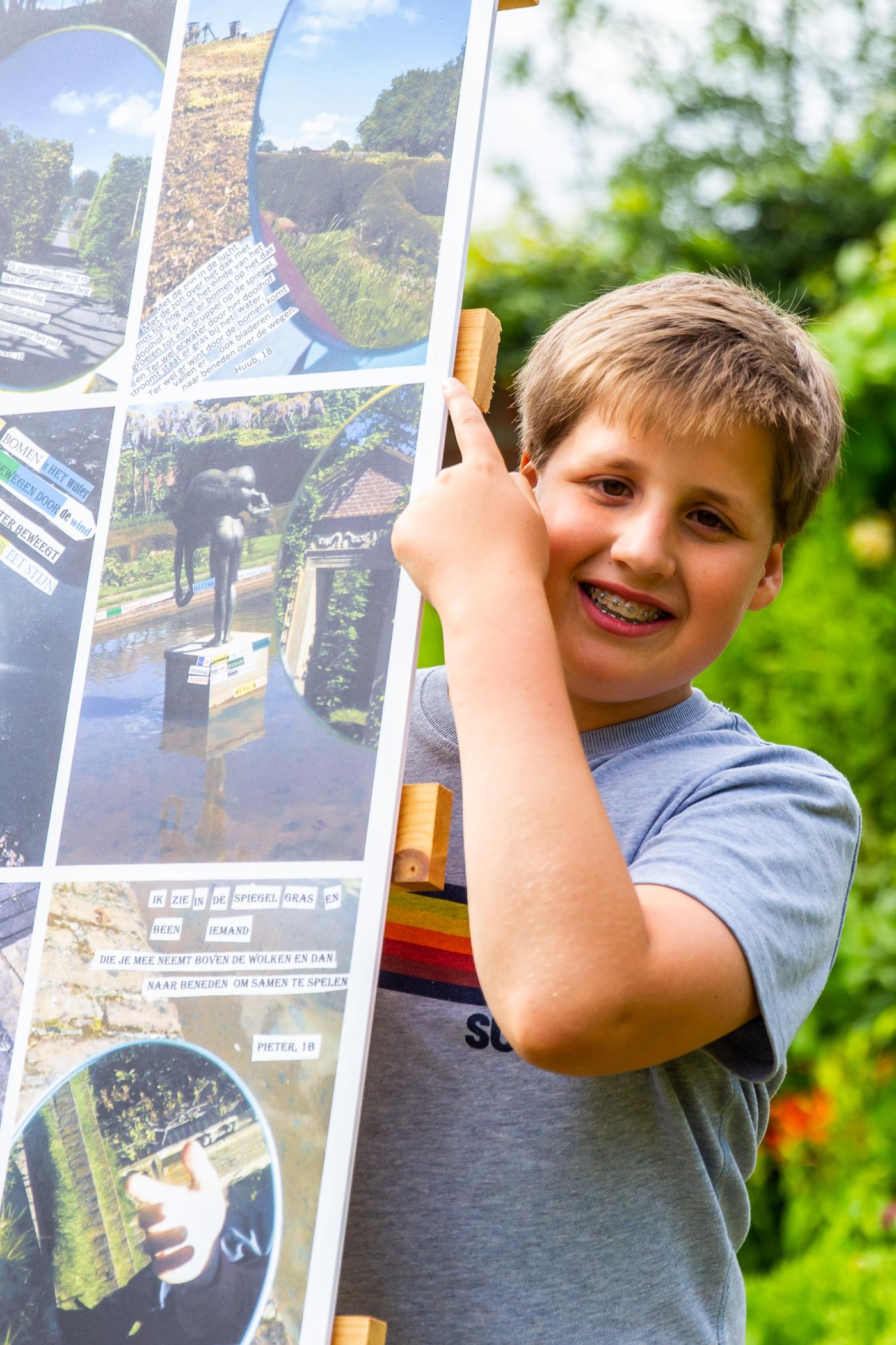 Huub wijst trots naar zijn kunstwerk