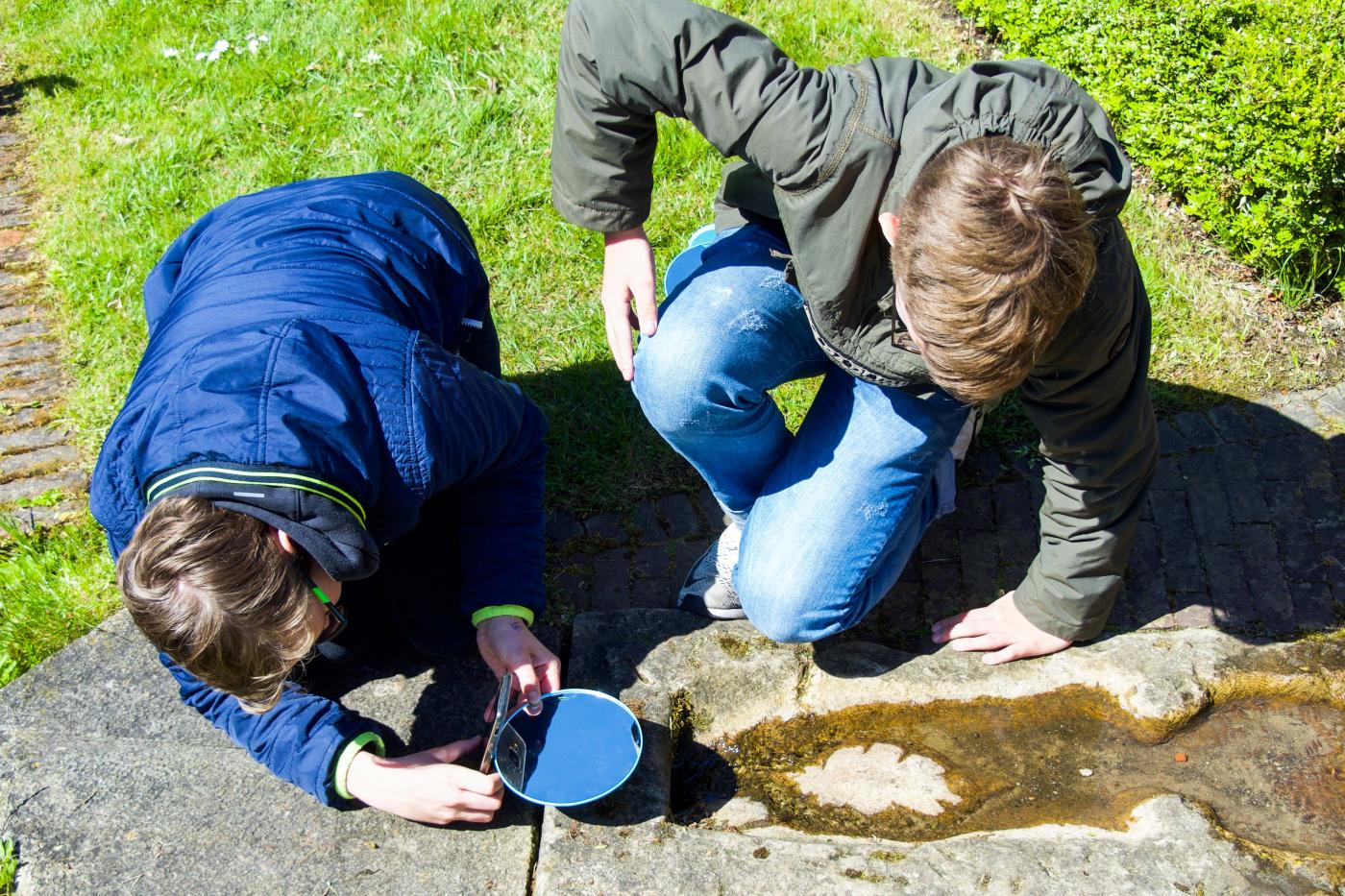Leerlingen aan de slag met spiegel en smartphone voor de foto