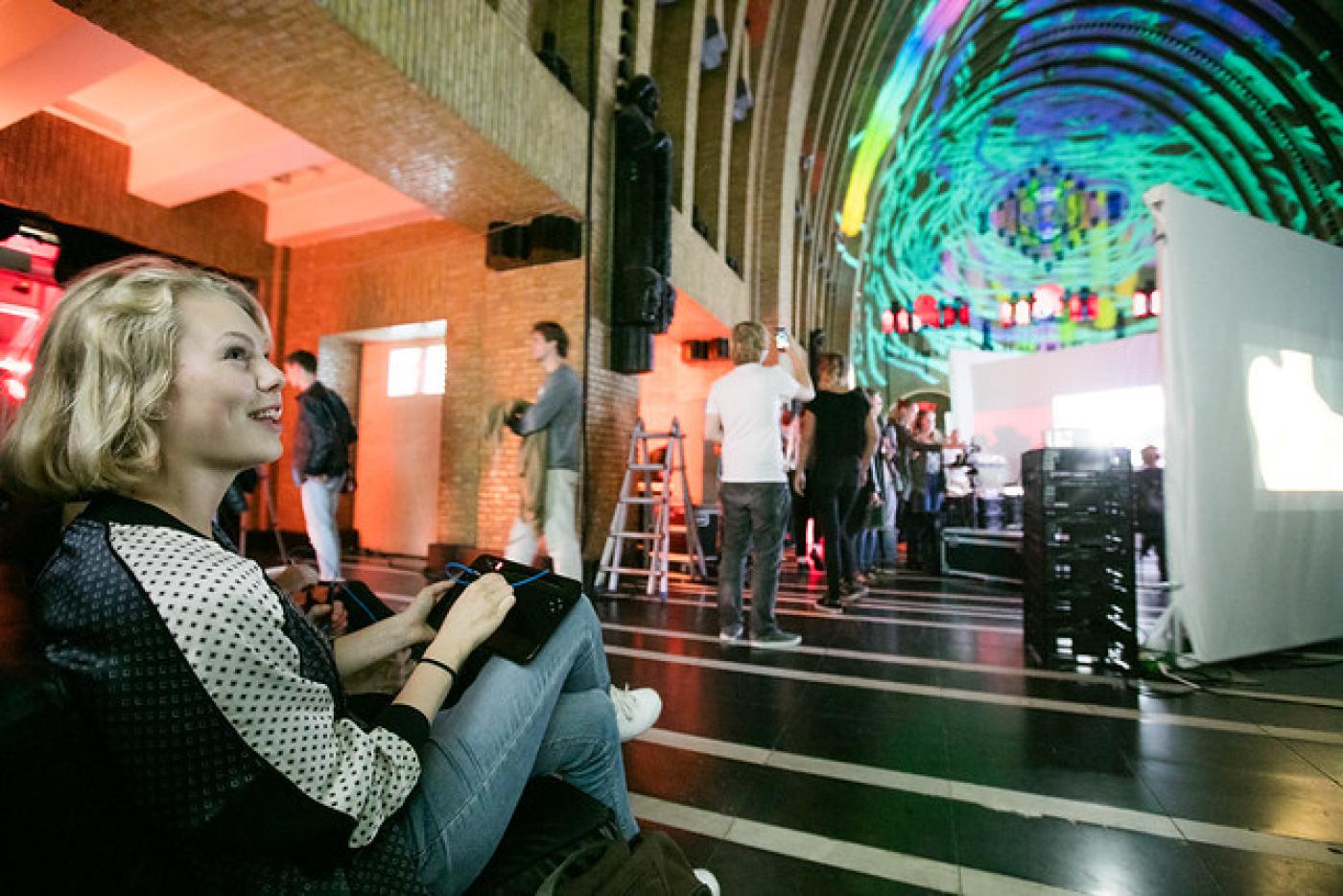 meisje projecteert via beamer op dak van bibliotheek