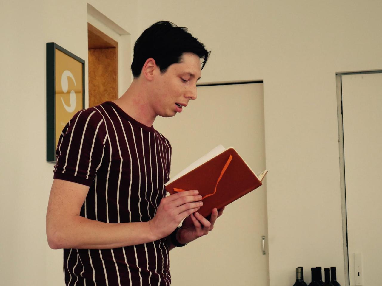 Luuk draagt voor uit zijn notitieboekje