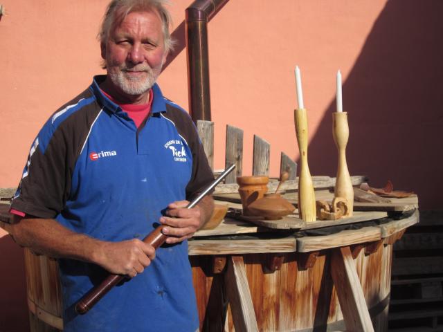 Dirk met zijn gereedschap en creaties