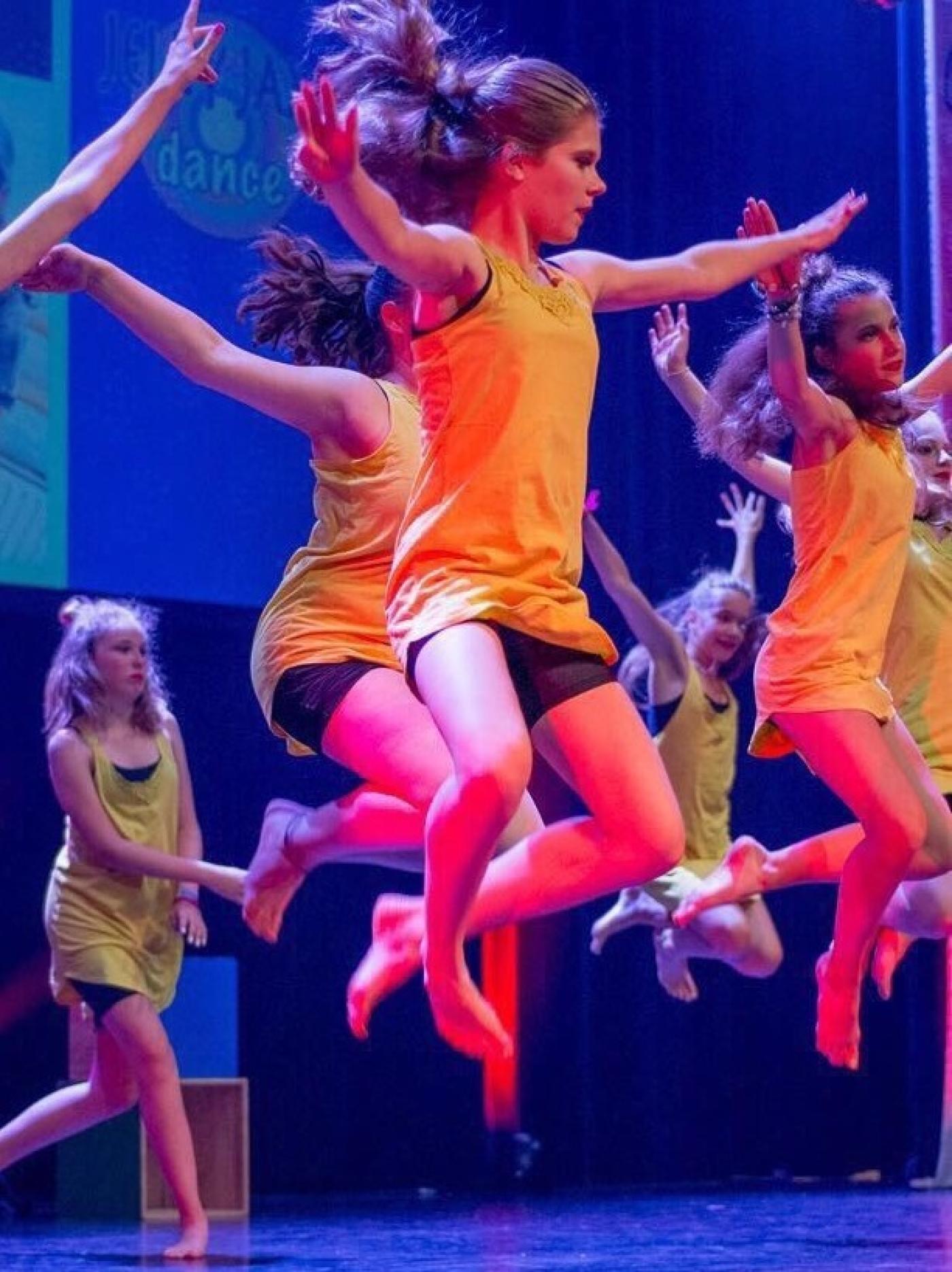 Fien springend op het podium