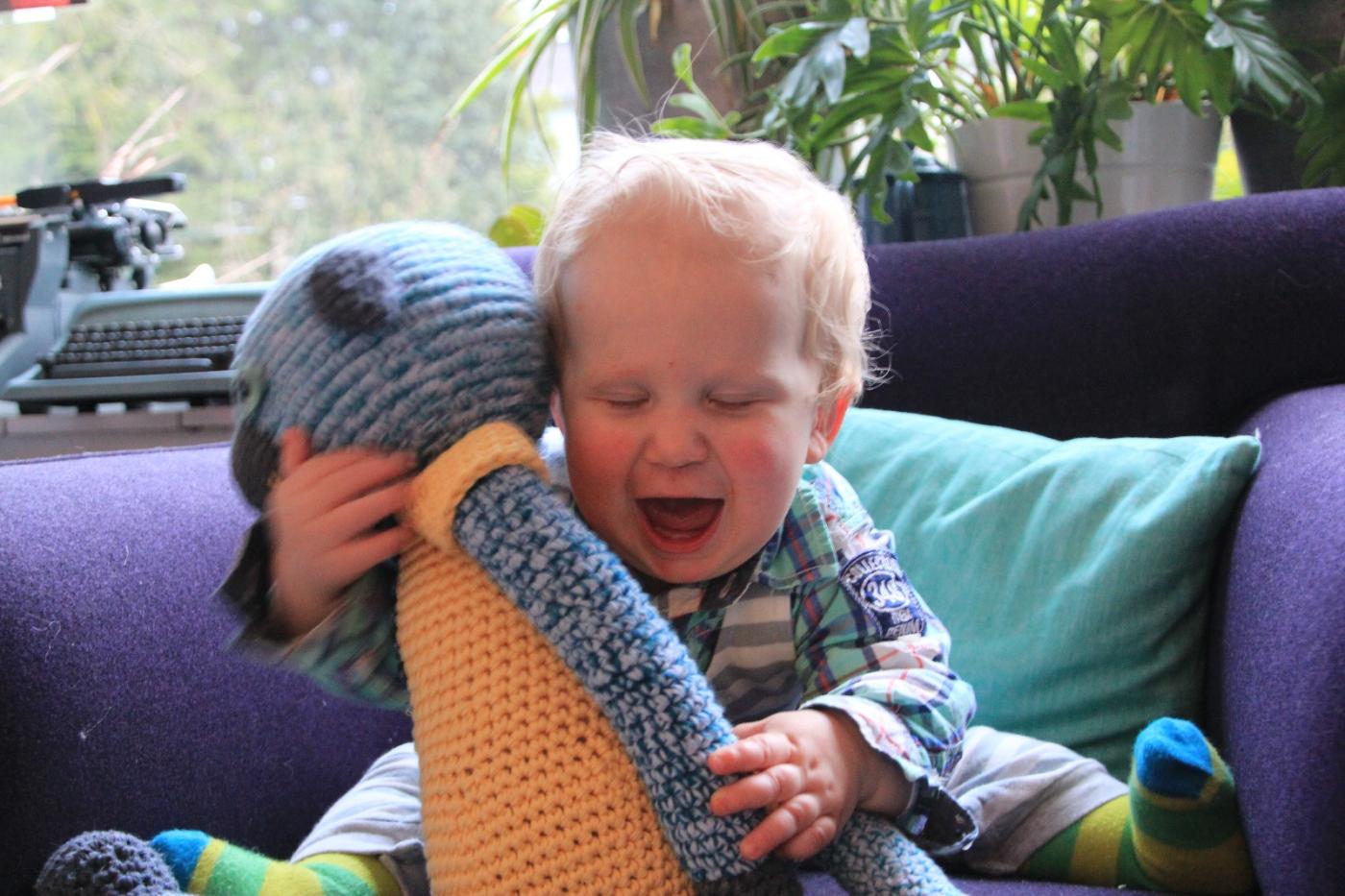Myrthes neefje met een van haar knuffels
