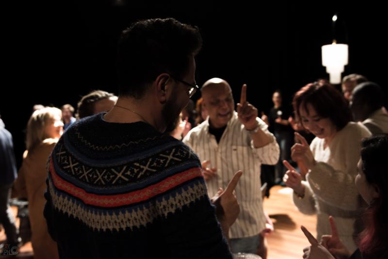 Bezoekers en dromenjagers dansen
