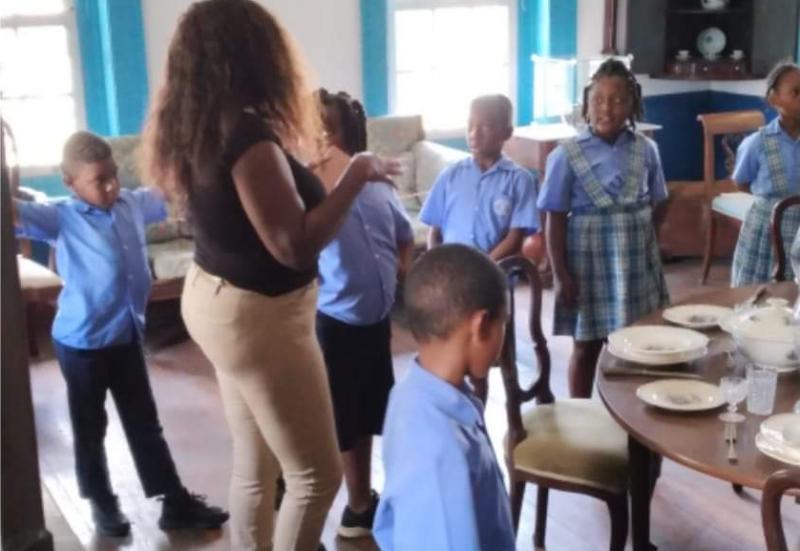 Kinderen van de Bethel Methodist School leren over het leven van hun voorouders