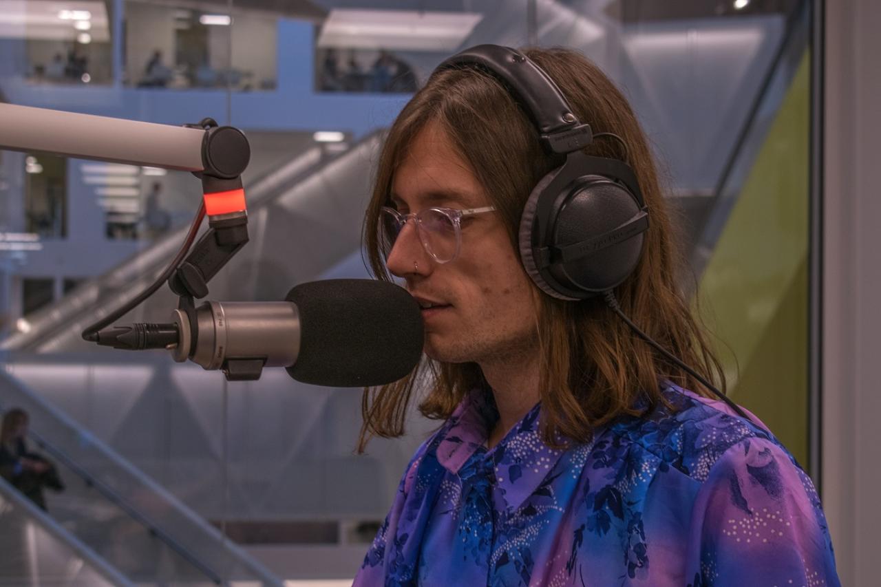 Hannah van Rhee werkt in de studio aan een podcast-aflevering