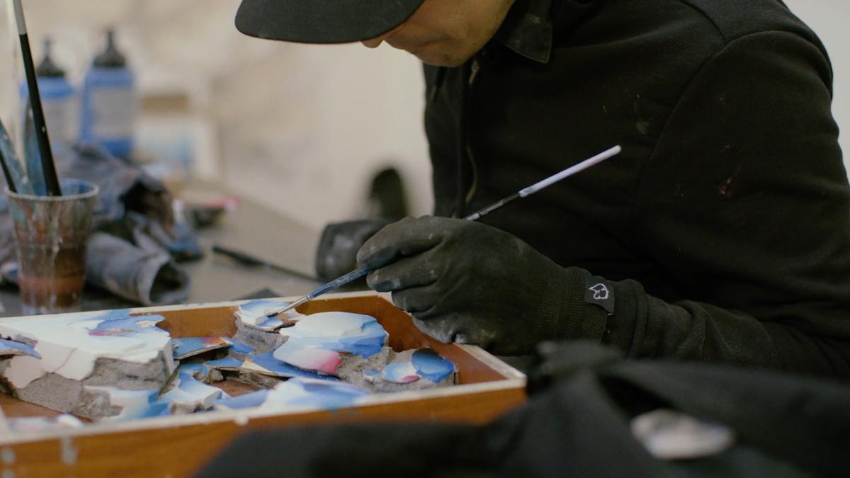 DOES aan het werk in zijn atelier