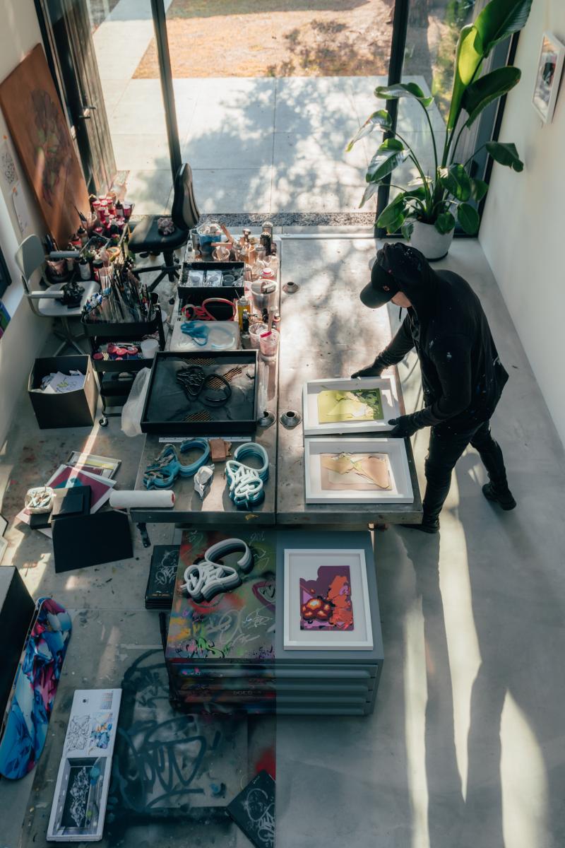 DOES in zijn atelier/galerie