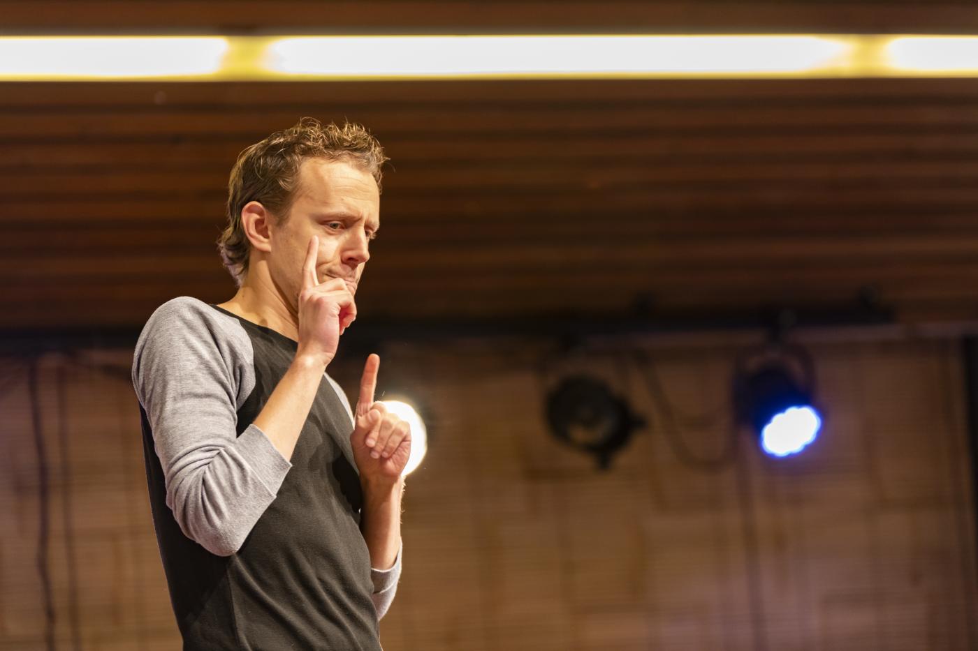 Tobias, hoofd communicatie in een ouderenhuis, gebruikt humor en vervreemding