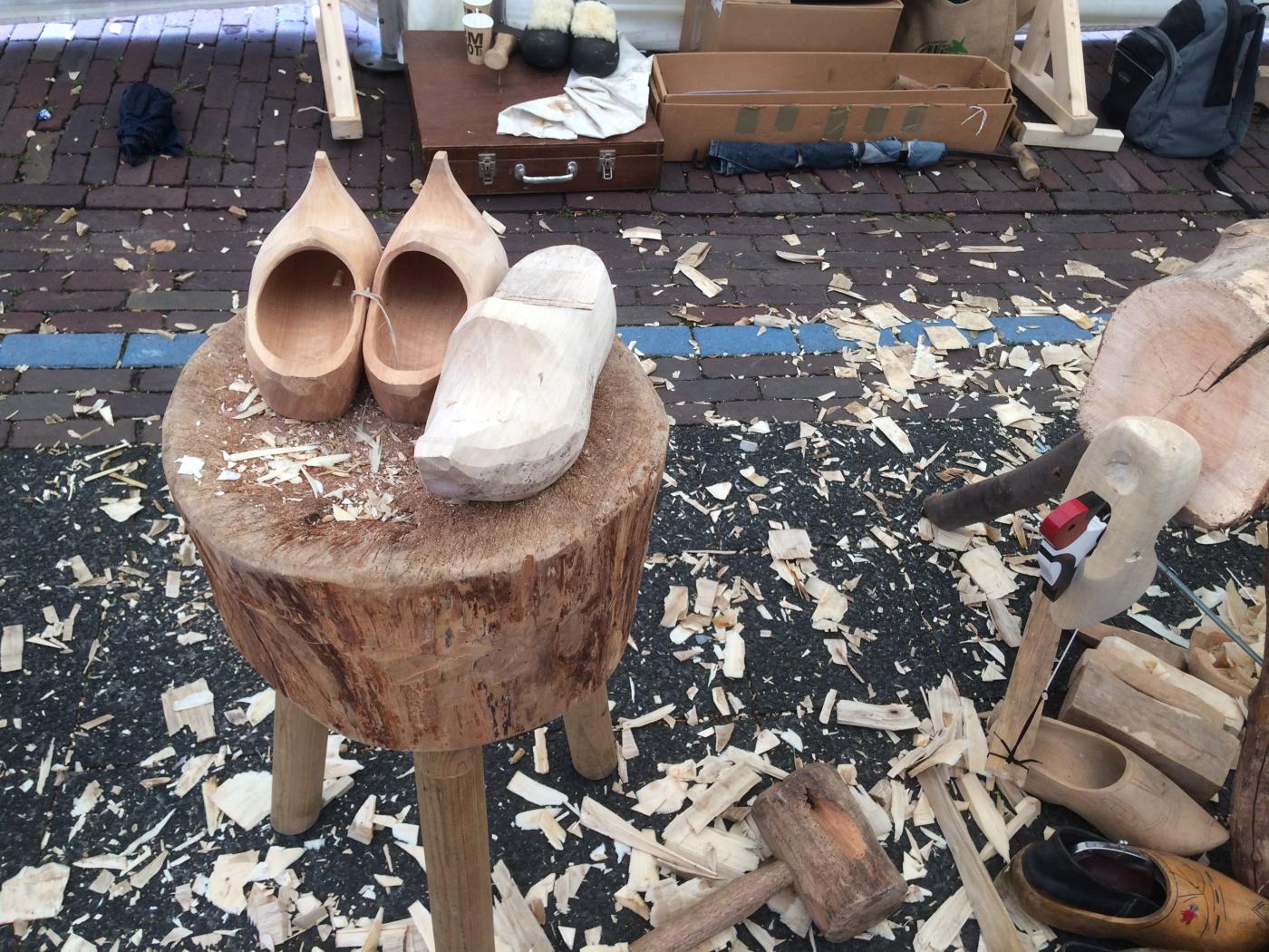 Handgemaakte klompen uit Enter