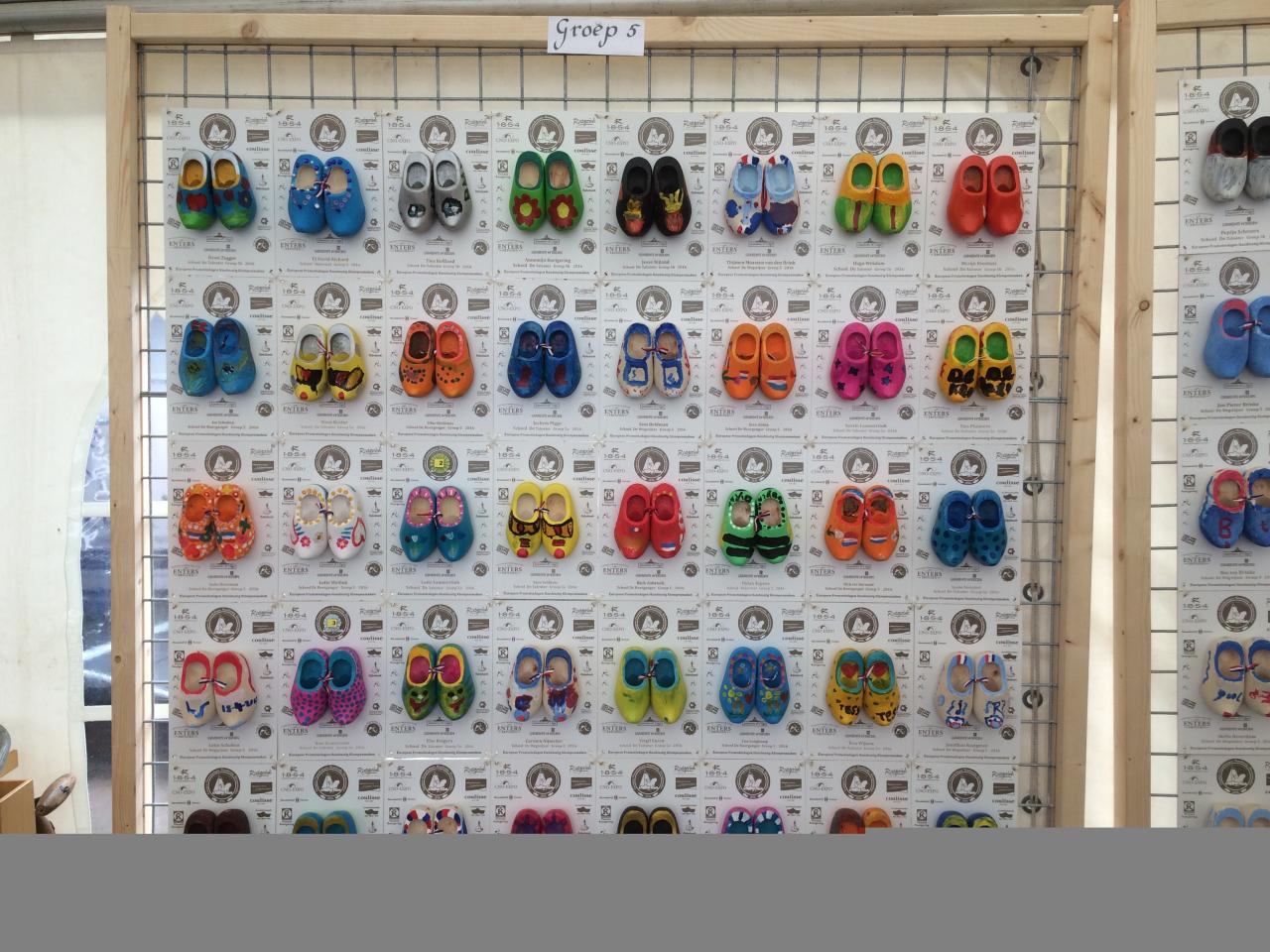 Door kinderen versierde klompjes