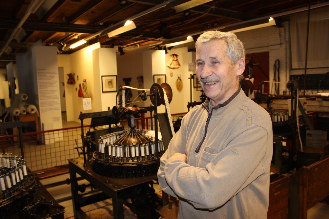 Hay Tacken bij de kantklosmachine in Museum de Kantfabriek