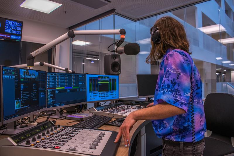 Hannah van Rhee werkt in de studio aan de podcast QueerSounds