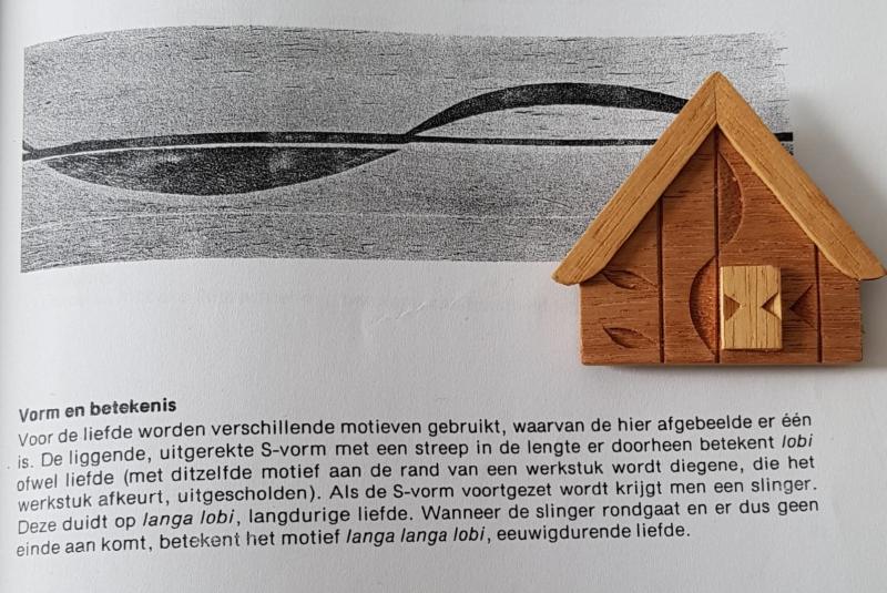 Dit boek van Muntslag was de inspiratie voor de expo over Surinaamse houtsnijkunst