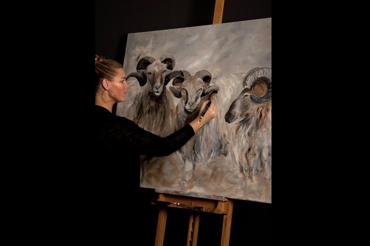 Judith werkt met grove streken aan dierenportret