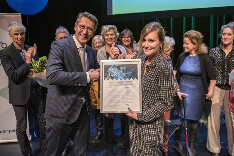 Wim Hillenaar overhandig juryrappport aan Haarlem