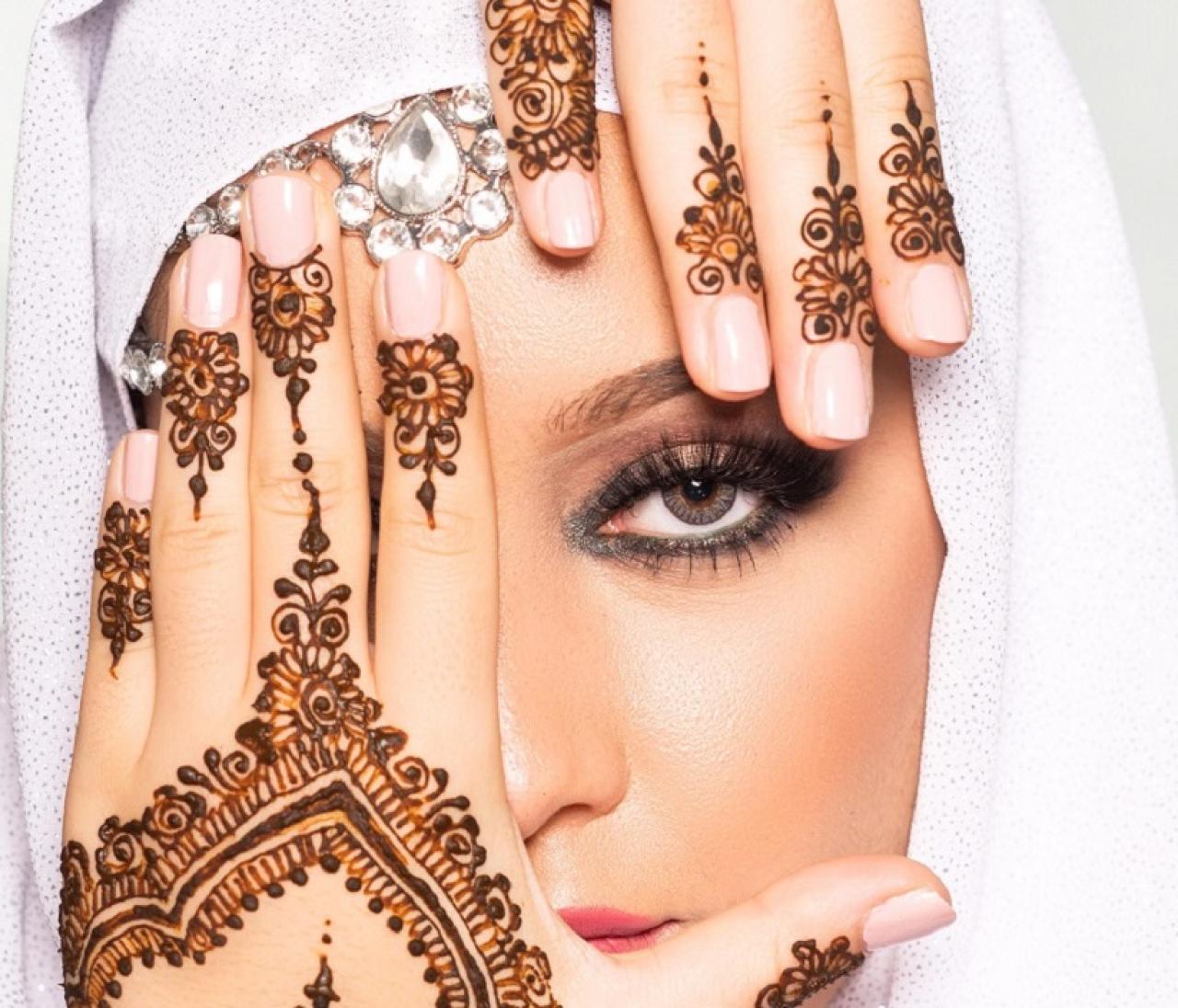 Kaoutar Azzahchi maakt bruidsversieringen met henna