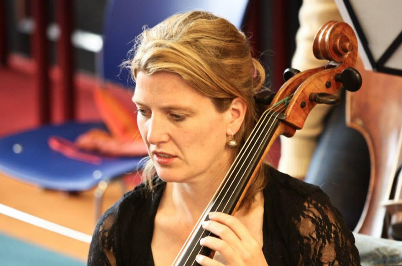 filmmaker Marit Geluk speelt in haar vrije tijd cello in 2 orkesten