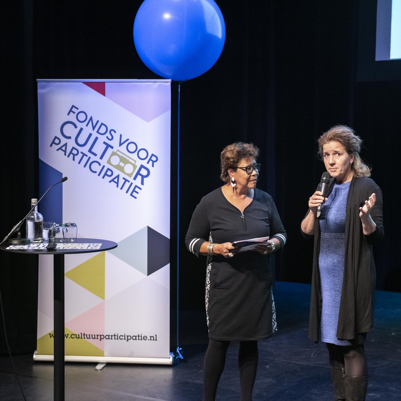 Directeur-bestuurder Hedwig Verhoeven in gesprek met presentatrice Noraly Beyer