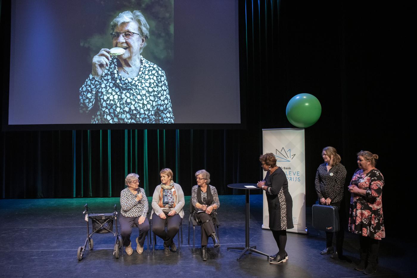 Noraly Beyer in gesprek met deelnemers van het project Helmond in honderd stukses