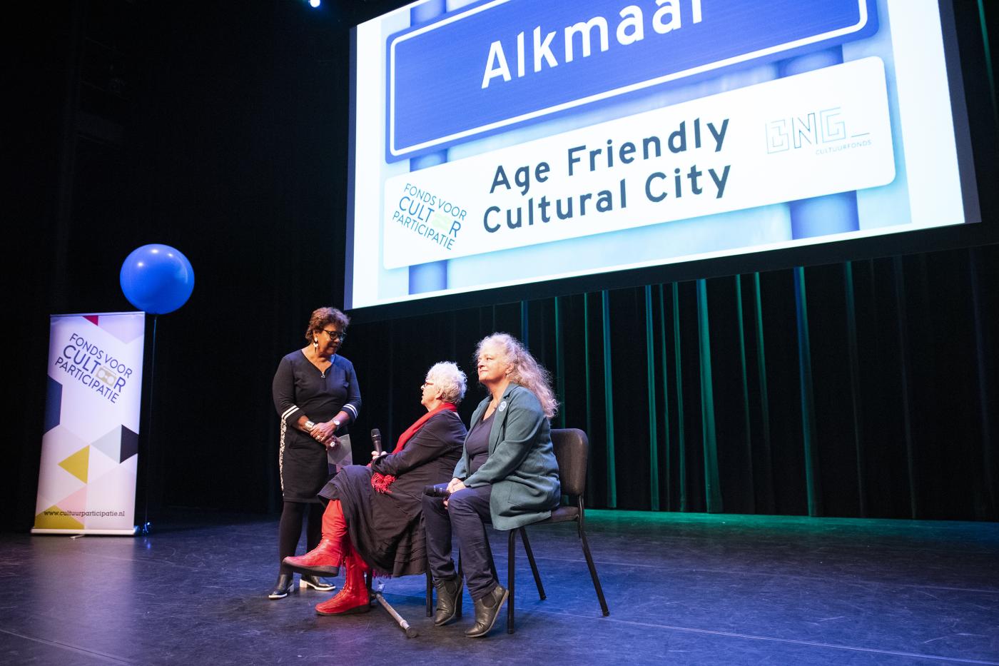 Oudere vertelt over theaterstuk 'hij valt, hij valt' dat ze graag wil maken.