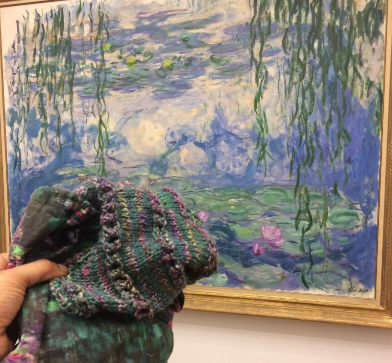 Deze Monet-trui is nog niet af. Een vriendin spint de wol voor de mouwen op een spinnenwiel.