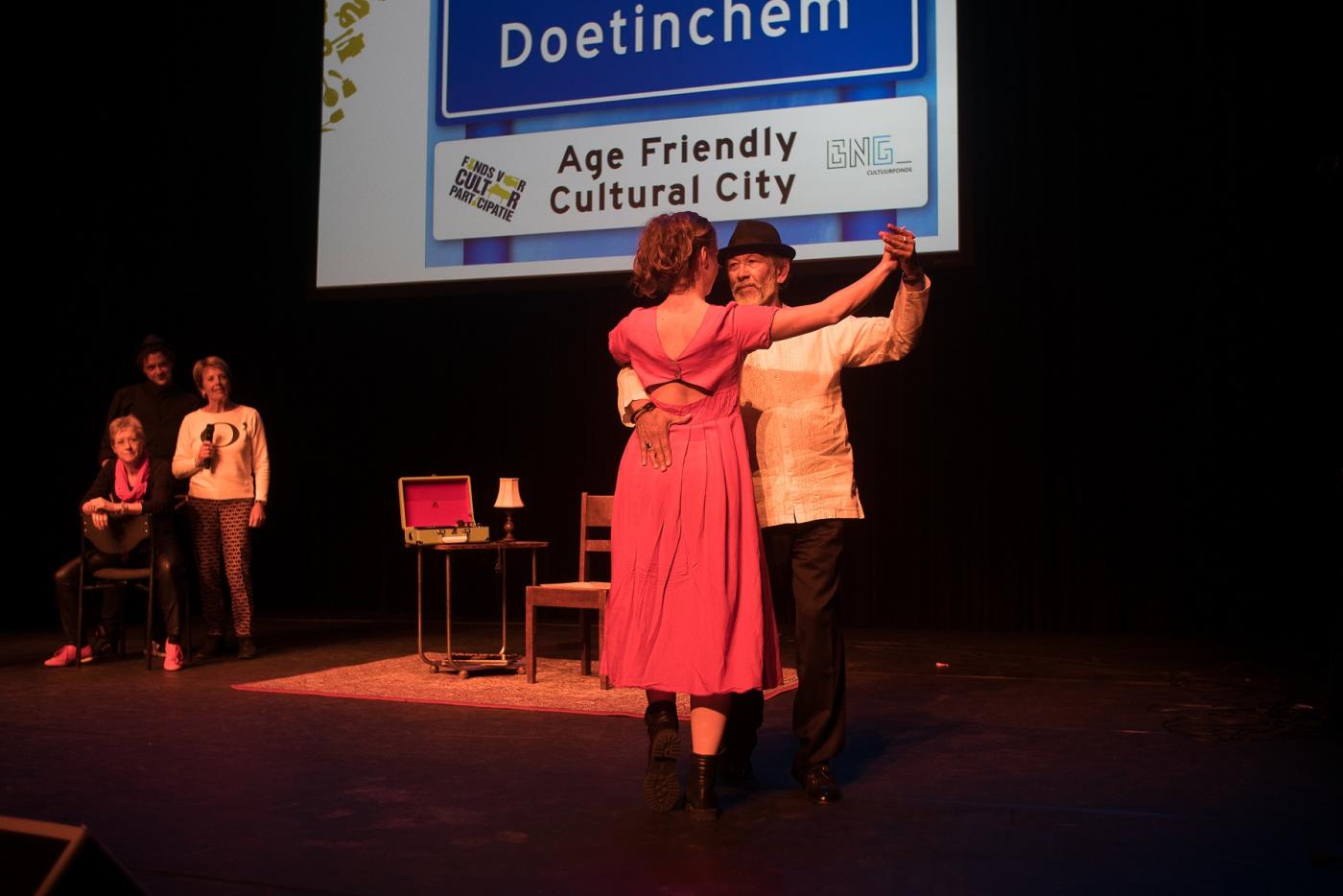 Ouderen uit Age Friendly Cultural Doetinchem dansen