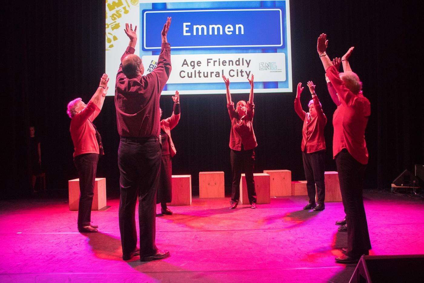 Ouderen uit Age Friendly Cultural Emmen dansen