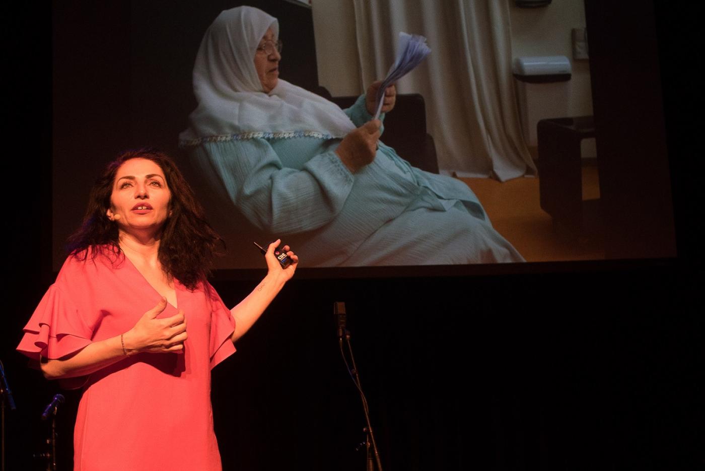 Actrice Nazmiye Oral kreeg de zaal stil over theatertour met haar Islamitische moeder