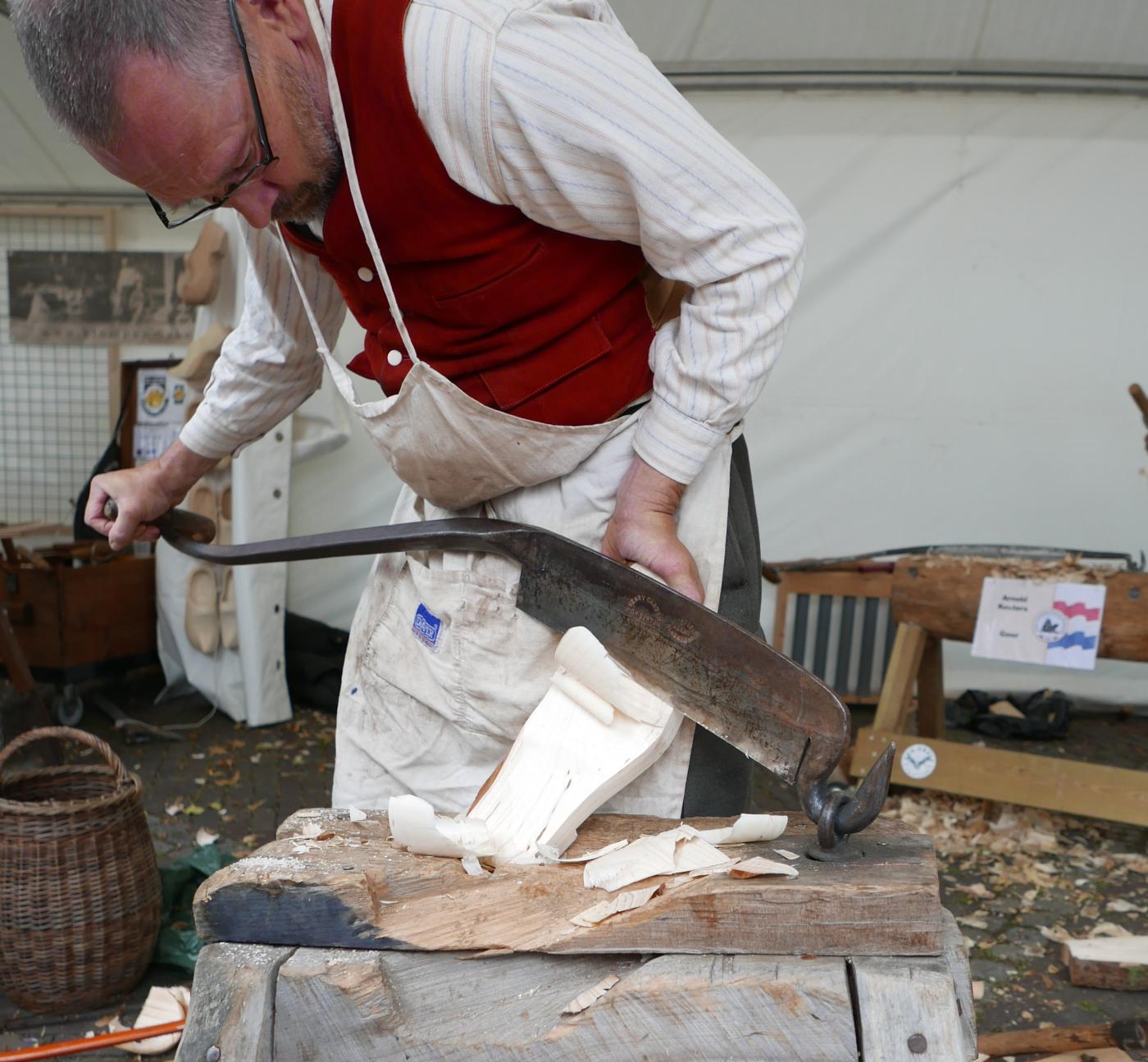 Demonstratie handmatig klompenmaken