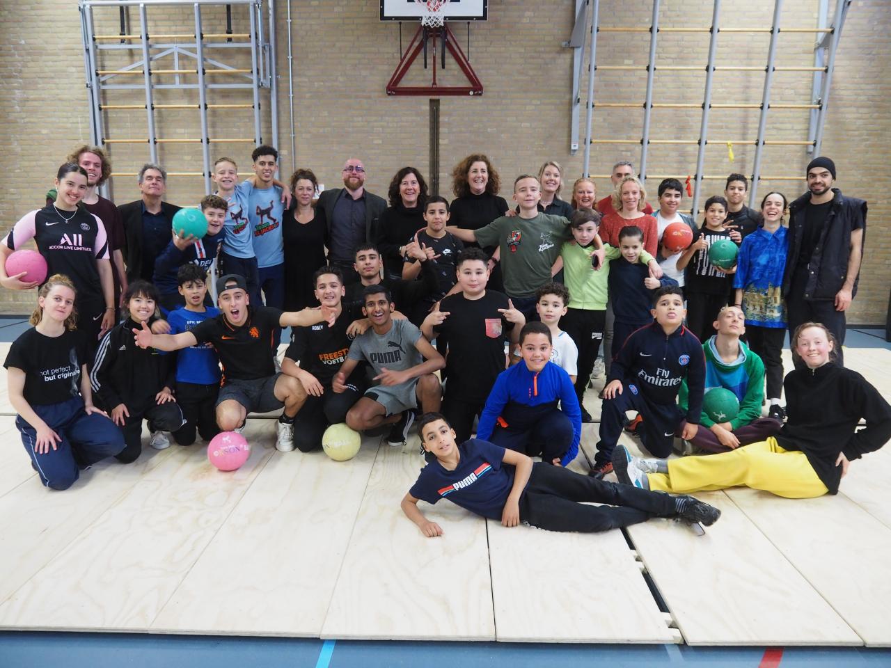 Minister van Engelshoven samen met de deelnemers van Corpo Maquina Society Week - Foto's: Ernest Potters