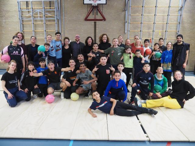 Minister van Engelshoven samen met de deelnemers van Corpo Maquina Society Week - Foto's: Ernest Potters