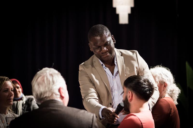 Regisseur en host Bright Richards