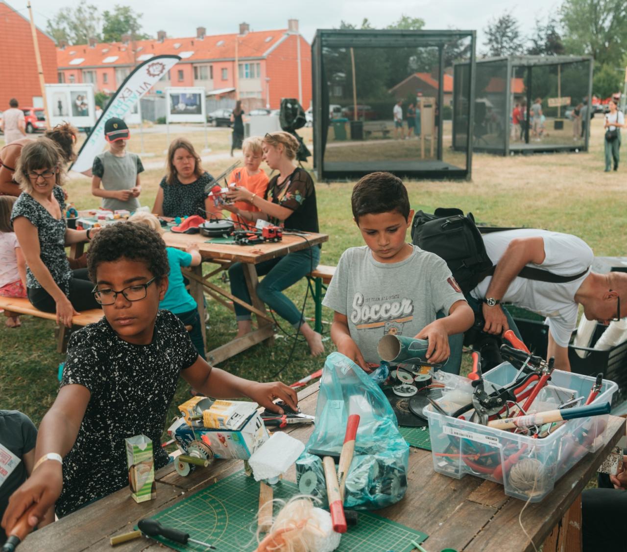 kinderen creatief bezig op Ruimtekoers festival