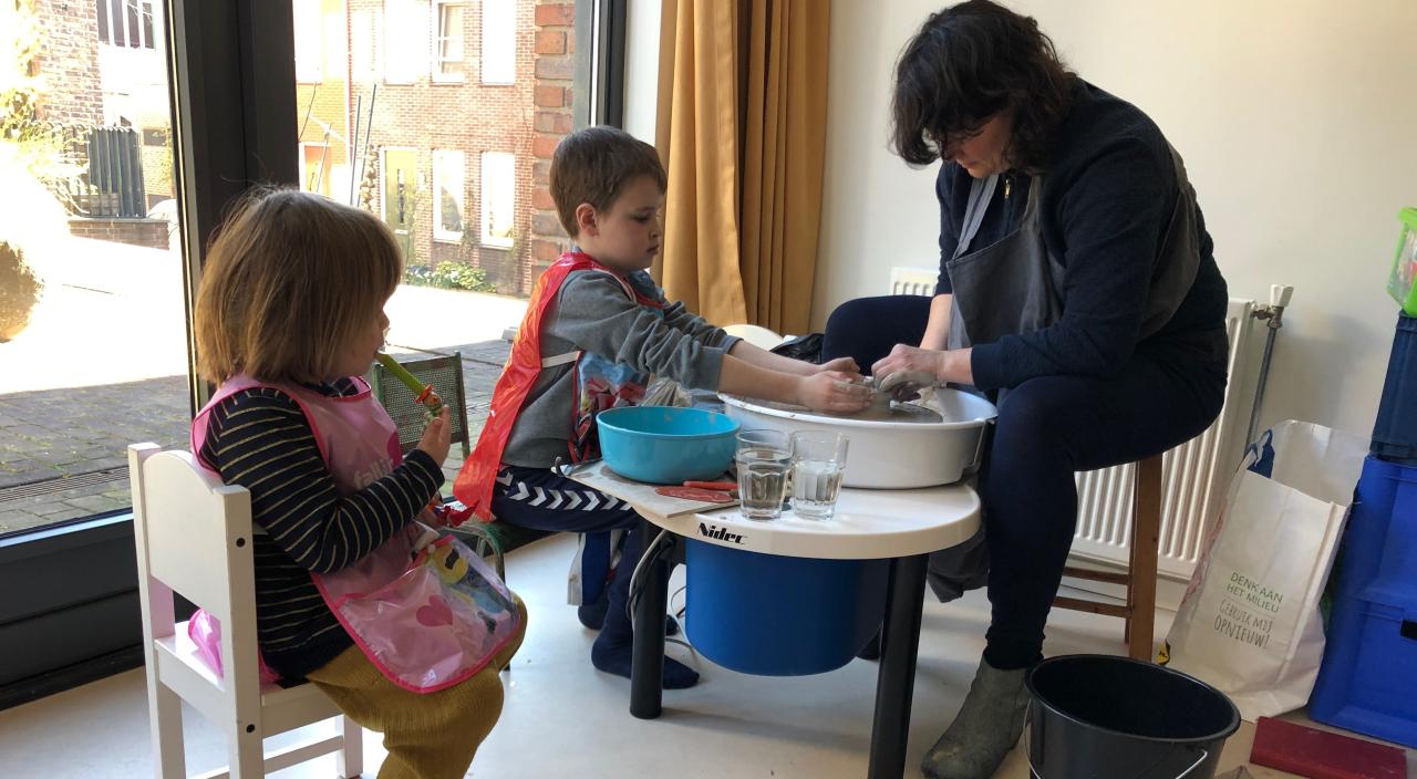 Sandra met haar kinderen aan de draaischijf