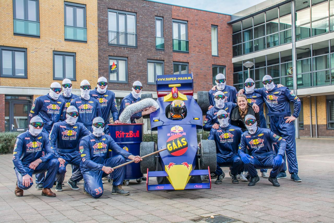 Vriendengroep Super-maan als team RitzBull voor vasteloavend 2017