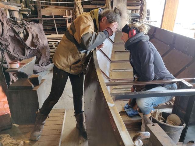 Vrijwilligers bezig met varend erfgoed